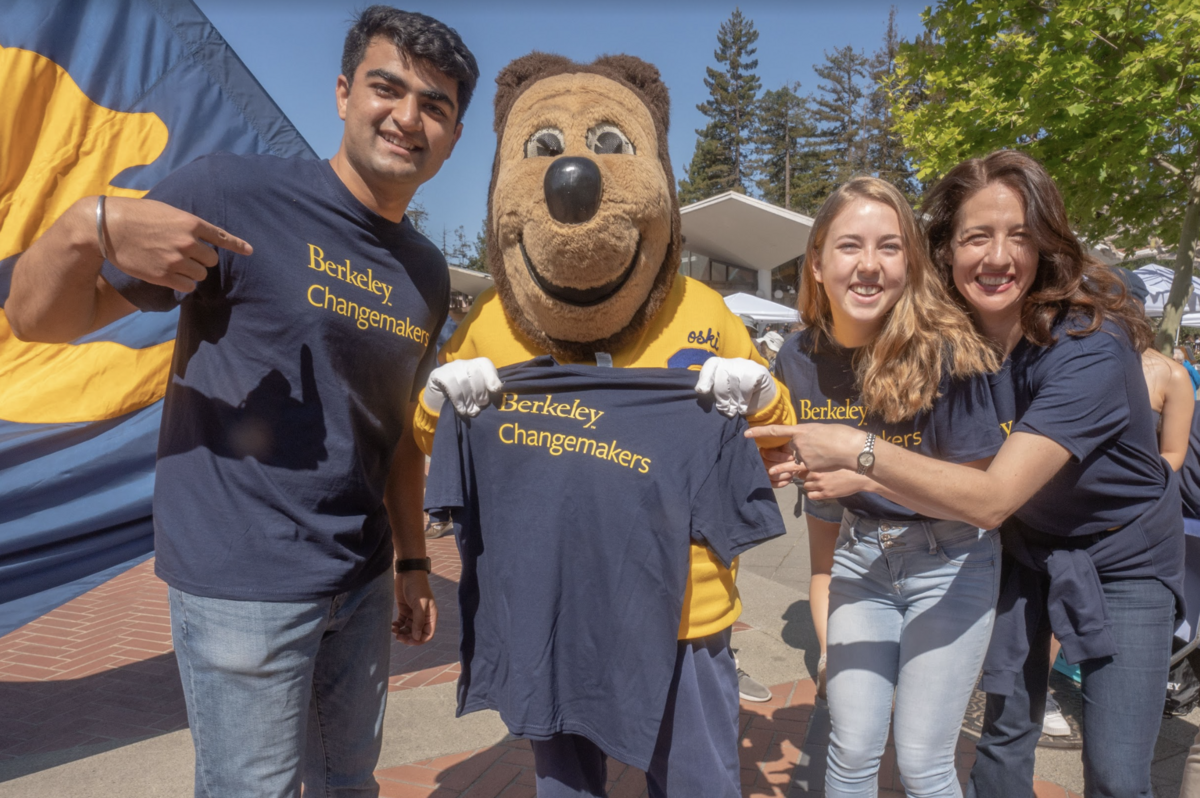 Three students posing with Oski on campus, wearing their Berkeley Changemakers t-shirts.